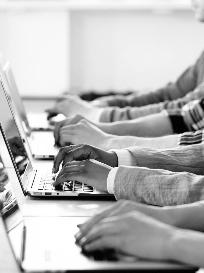 Спеціалісти проводять детальну перевірку резюме, репутації та компетенцій кандидатів